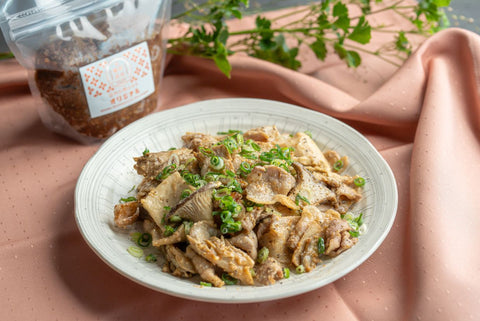 10分で完成👩🍳豚肉ときのこの濃厚ごま味噌マヨ炒め🫕