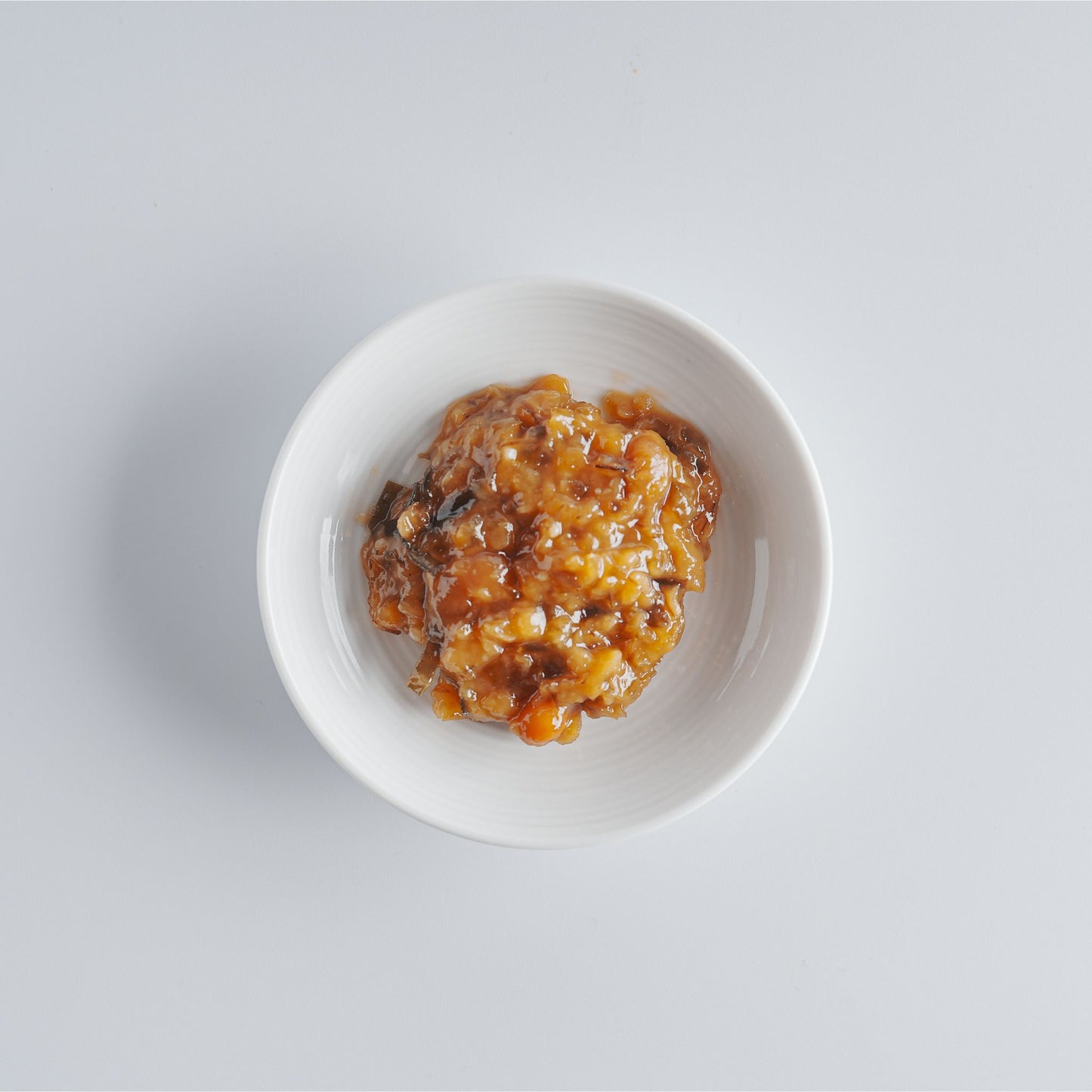 青唐辛子もろみを熱々の白ご飯にのせれば、ピリ辛と甘辛の絶妙なバランスが食欲をそそります。