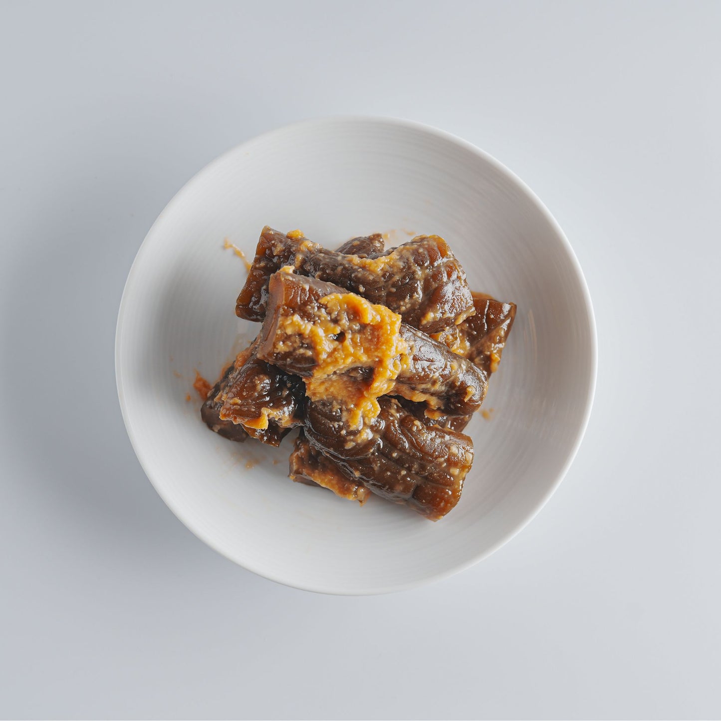 本漬けみそ漬けきゅうりは、味噌のコクと塩味がきゅうりにしっかりと染み込んでいます。