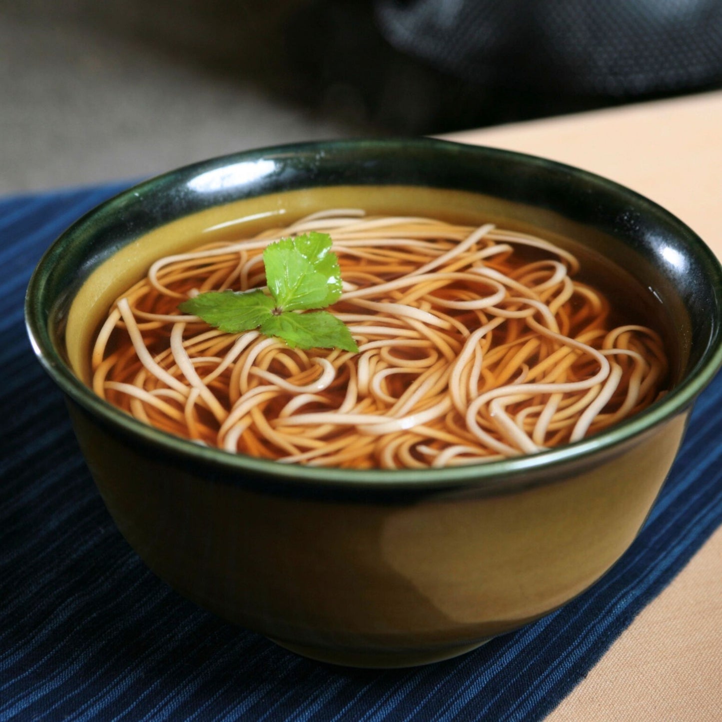 温かいかけそばに。寒い季節にぴったりの温かい一杯。
