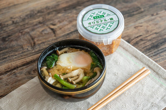 オリジナル・緑で🟢とろ〜り卵と小松菜の味噌汁🍳