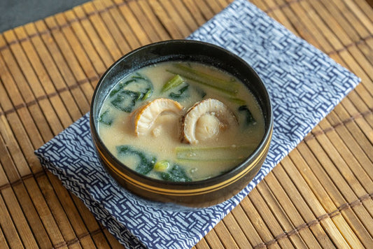 シャキシャキ歯応えとまろやかな味わい🥢帆立と小松菜の豆乳味噌汁