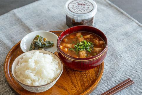 オリジナル赤で👩‍🍳なめこと豆腐の赤だし風味噌汁