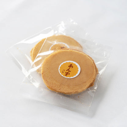 あんずせんべいは、長野県千曲市森地区産の杏を贅沢に練り込み手焼きで仕上げました。