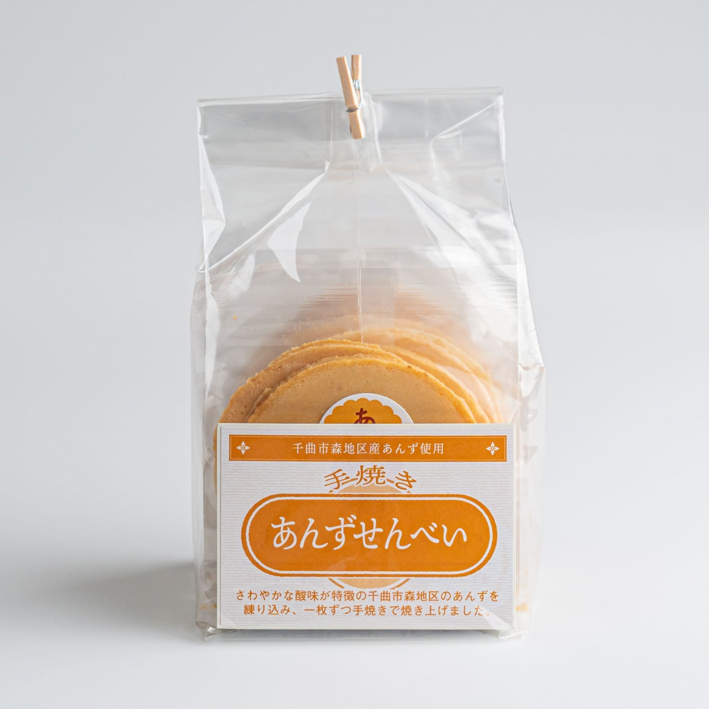 あんずせんべいは、新田醸造の煎餅室にて、職人が一枚一枚丹精込めて焼き上げています。