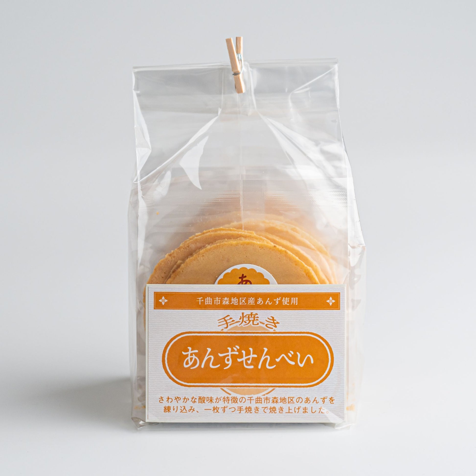 あんずせんべいは、新田醸造の煎餅室にて、職人が一枚一枚丹精込めて焼き上げています。