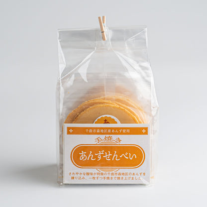 あんずせんべいは、新田醸造の煎餅室にて、職人が一枚一枚丹精込めて焼き上げています。