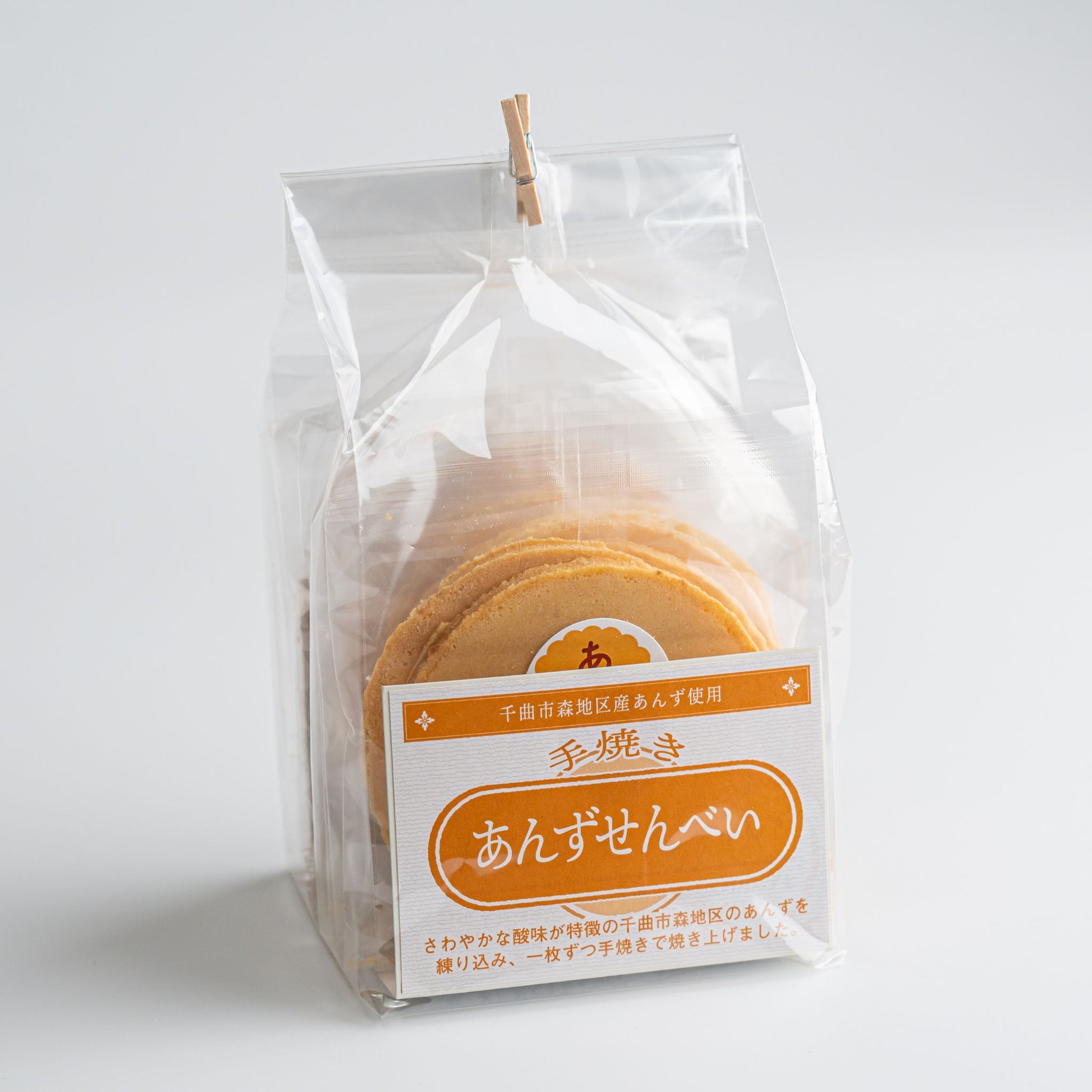 あんずせんべいは、手焼きのため、一度に大量に作ることができず品切れとなる場合がございます。