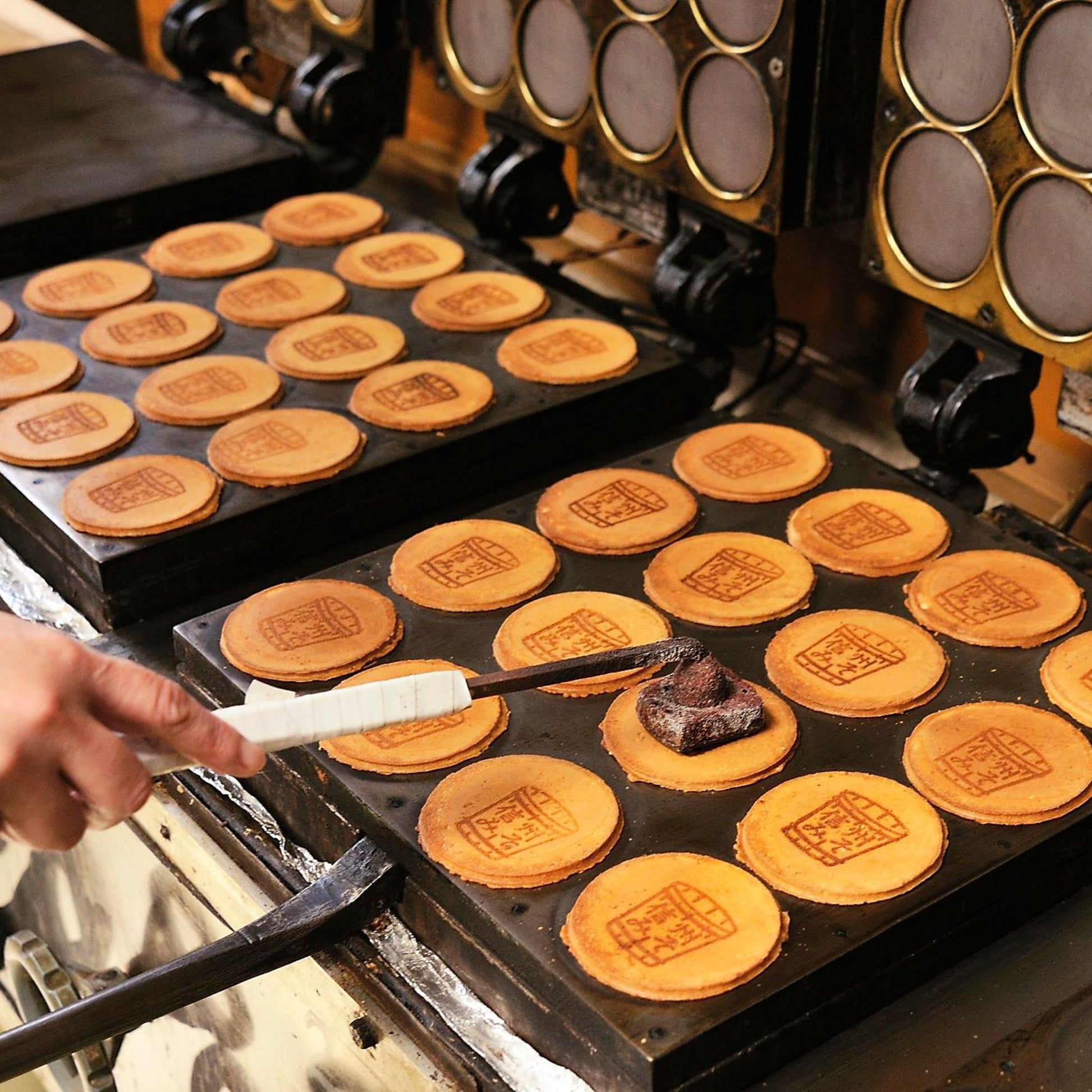 あんずせんべいは伝統のせんべい焼き機で一枚一枚丁寧に焼き上げています。