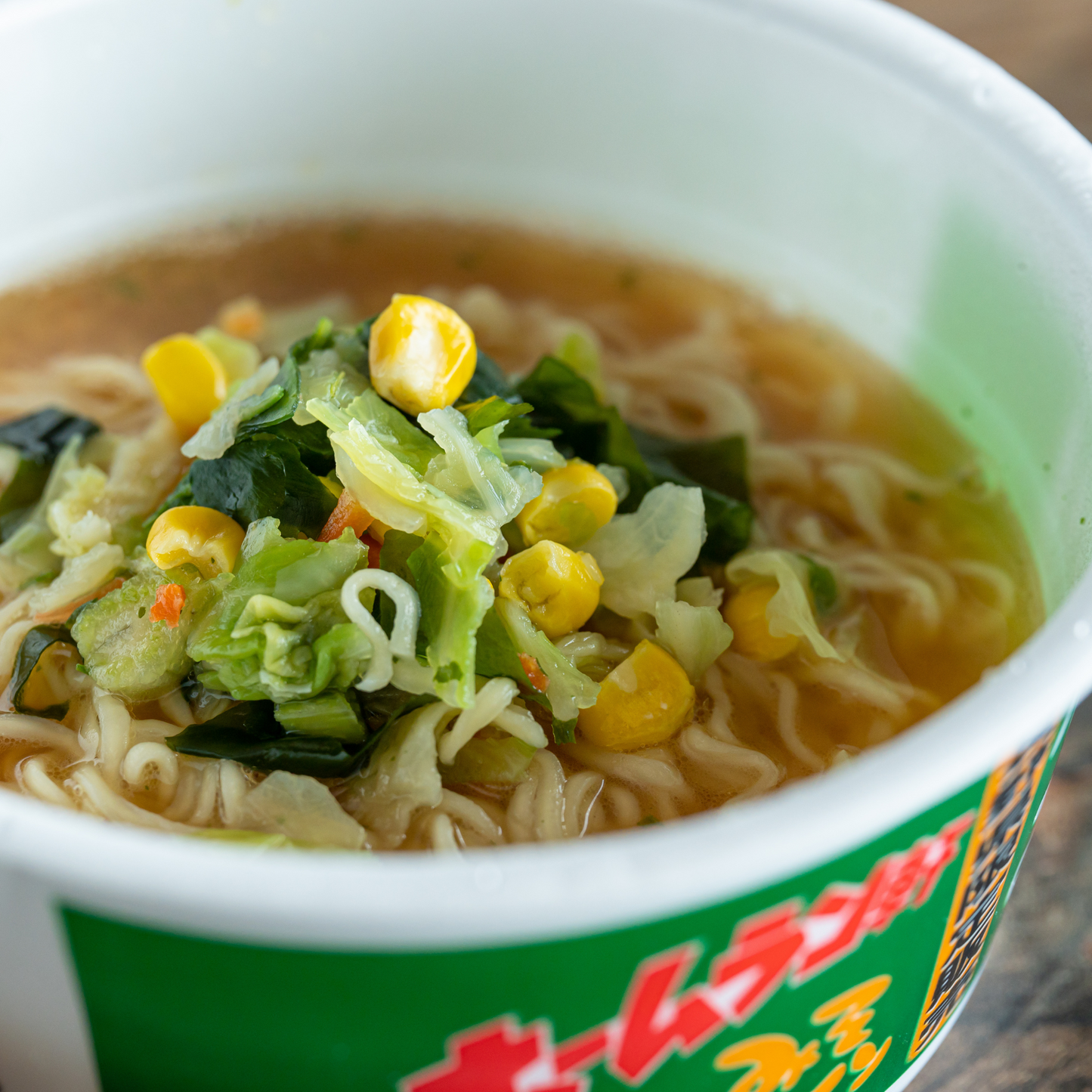 ホームラン軒 信州みそ仕立て みそラーメン は、信州味噌のコクと野沢菜の風味が調和した一杯です。