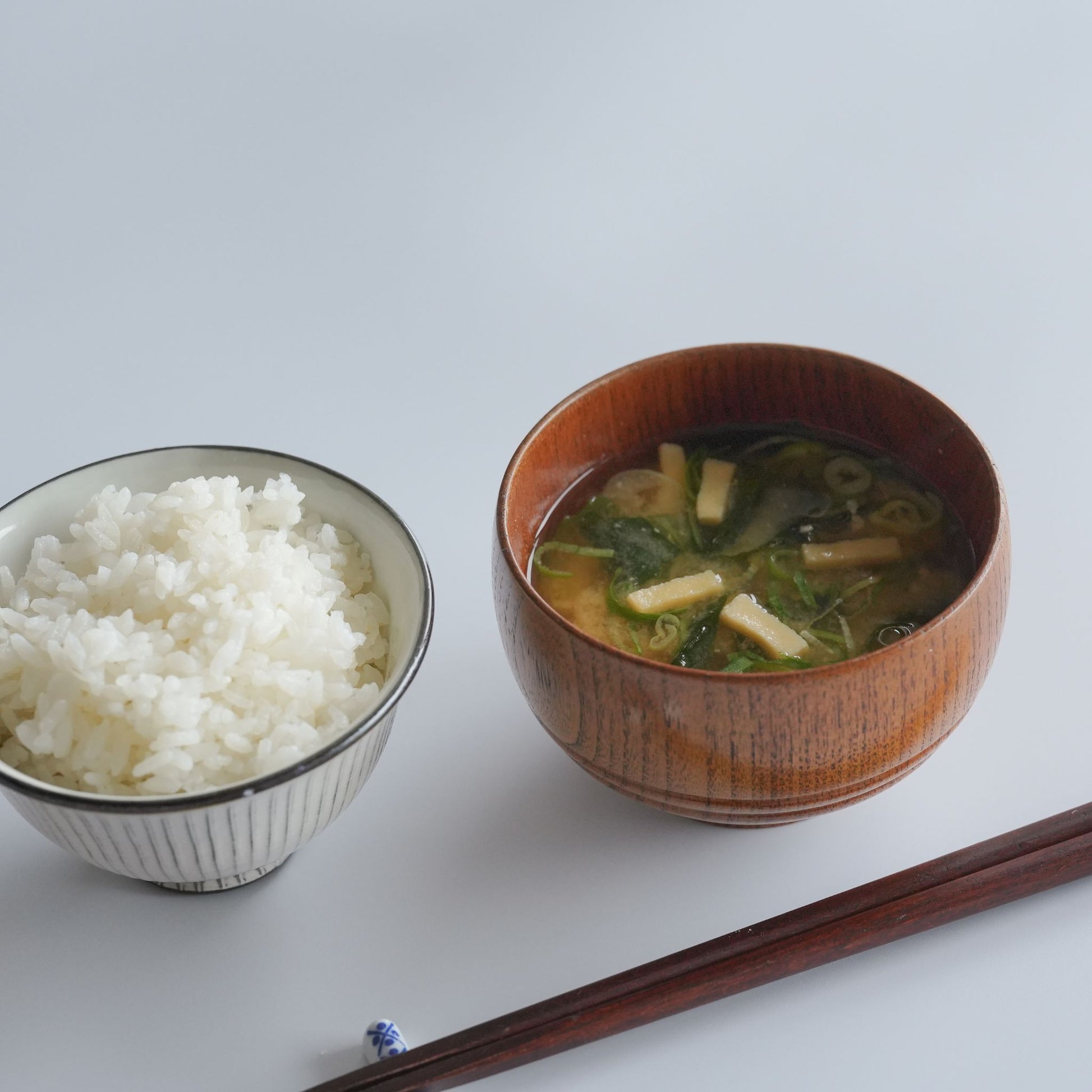 沸騰しただし汁に細切り高野豆腐を加え、お味噌を溶くだけで完成。豆腐のようなふんわり食感が楽しめます。