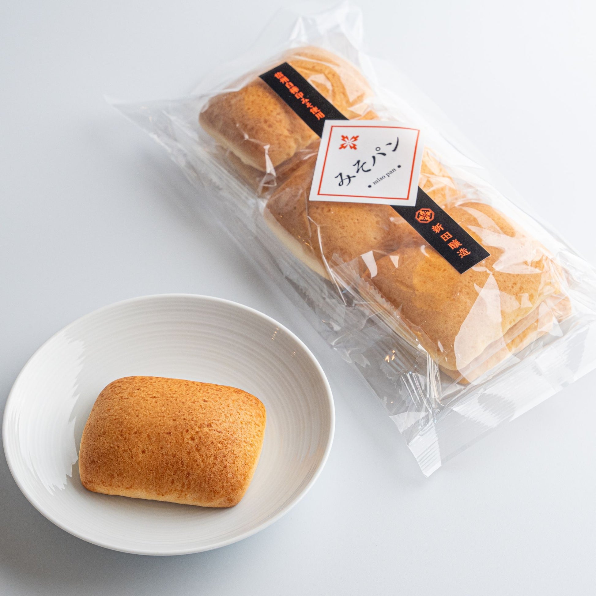 新田醸造のみそパンは、当社自慢の信州白樺印みそを使用しています。
