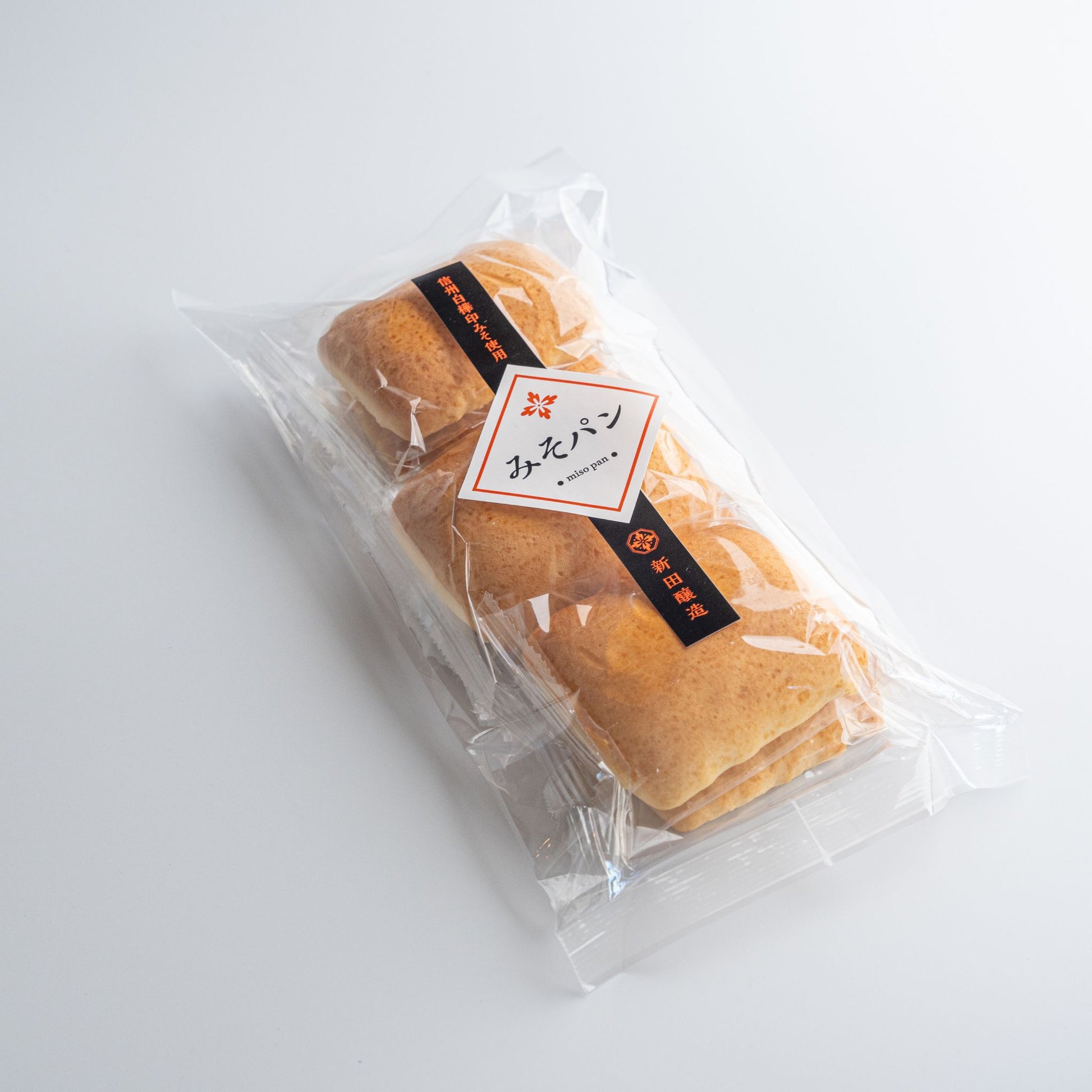 新田醸造のみそパンは、名前こそ「パン」ですが、食感はどこかお饅頭やお煎餅、かりんとうを思わせる素朴な仕上がり。