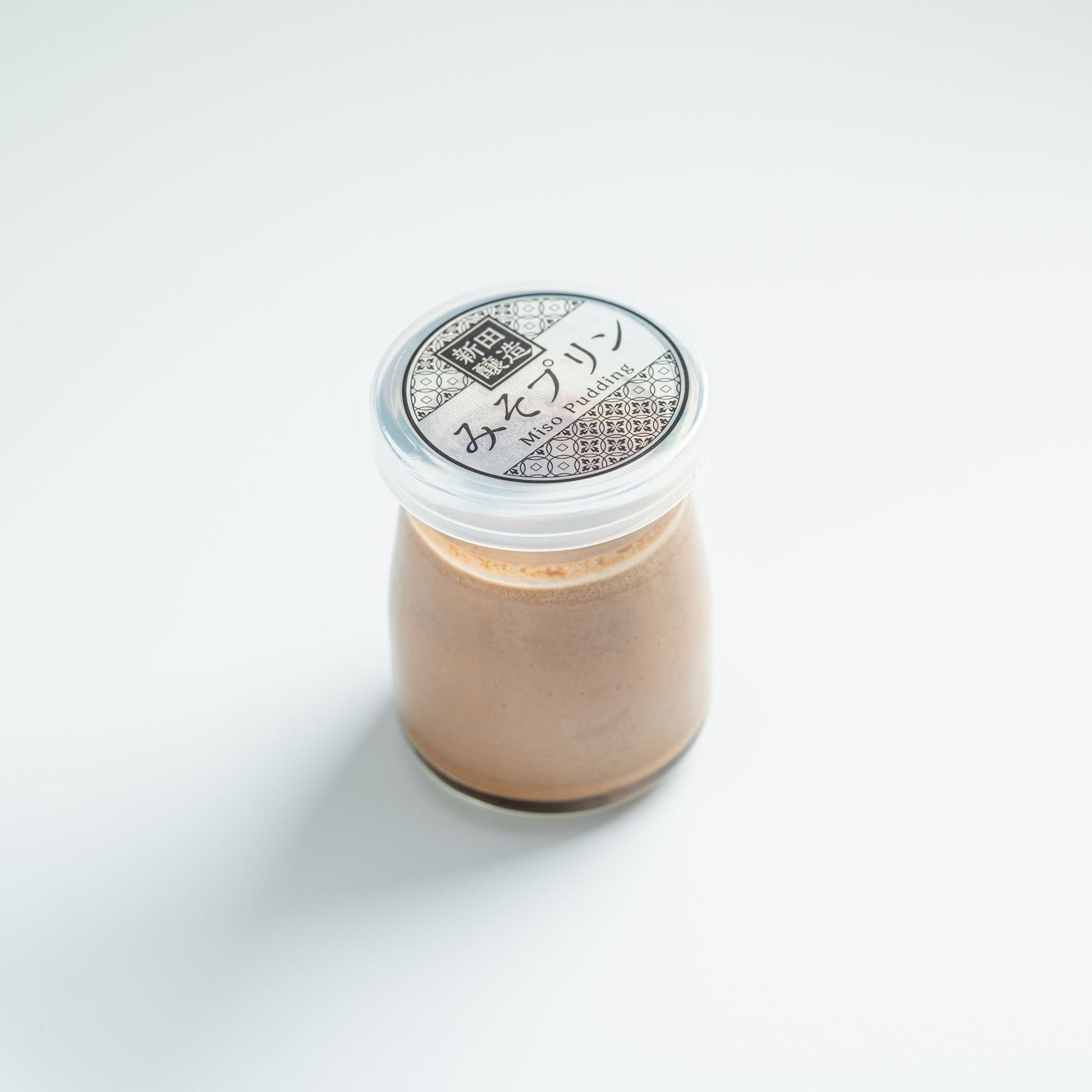 みそチョコプリンは、長野県産の新鮮な牛乳と地元の卵に、きび砂糖と「信州白樺印みそ」を加え、低温でじっくり焼き上げることで深みのある味わいに仕上げました。