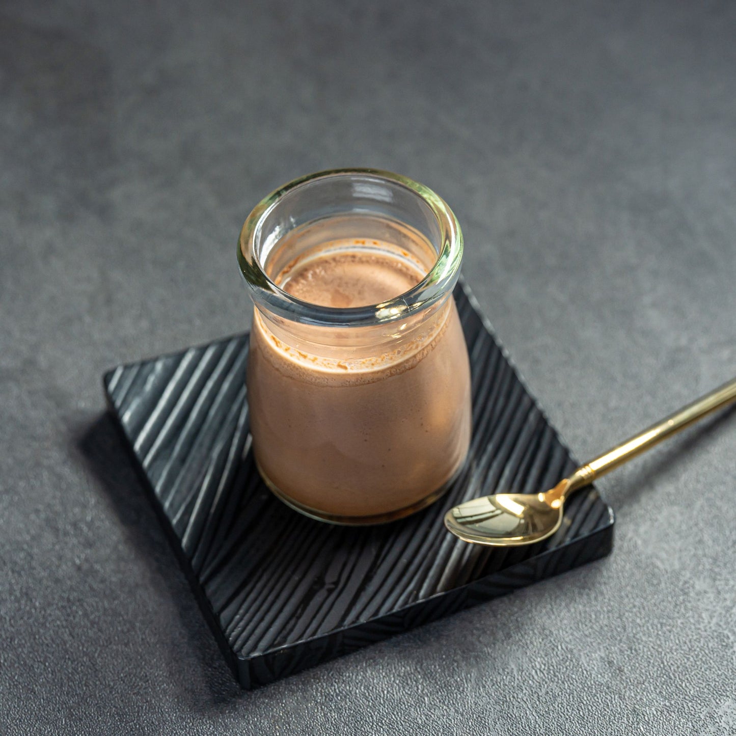 みそチョコプリンの容器はガラス瓶。内部にゆっくりと熱が伝わり、全体が均一に加熱されるため、より一層美味しく仕上がっています。