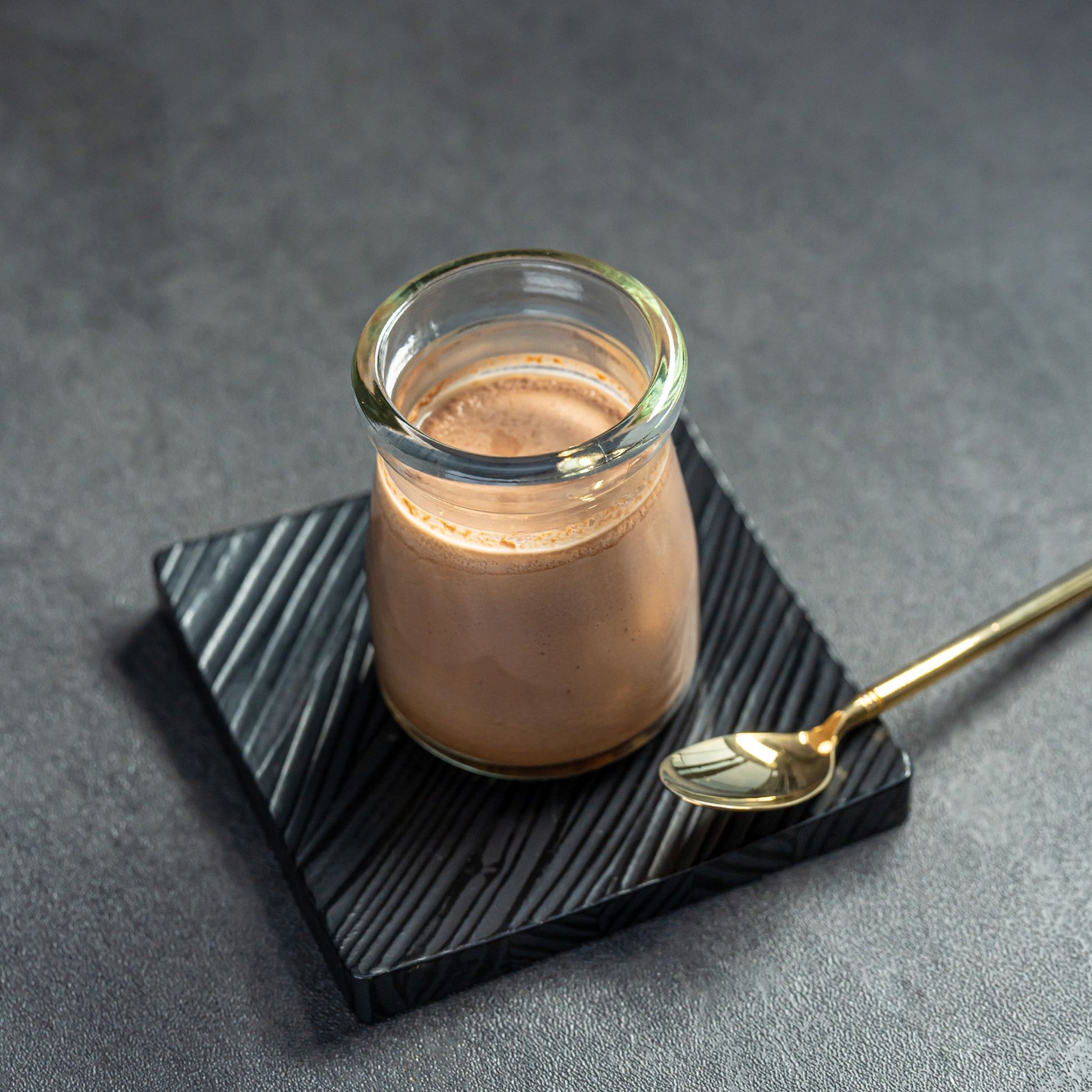みそチョコプリンの容器はガラス瓶。内部にゆっくりと熱が伝わり、全体が均一に加熱されるため、より一層美味しく仕上がっています。
