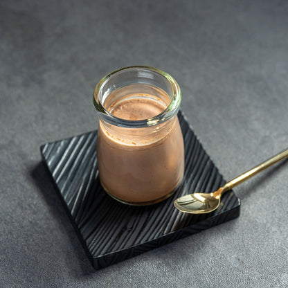 みそチョコプリンの容器はガラス瓶。内部にゆっくりと熱が伝わり、全体が均一に加熱されるため、より一層美味しく仕上がっています。