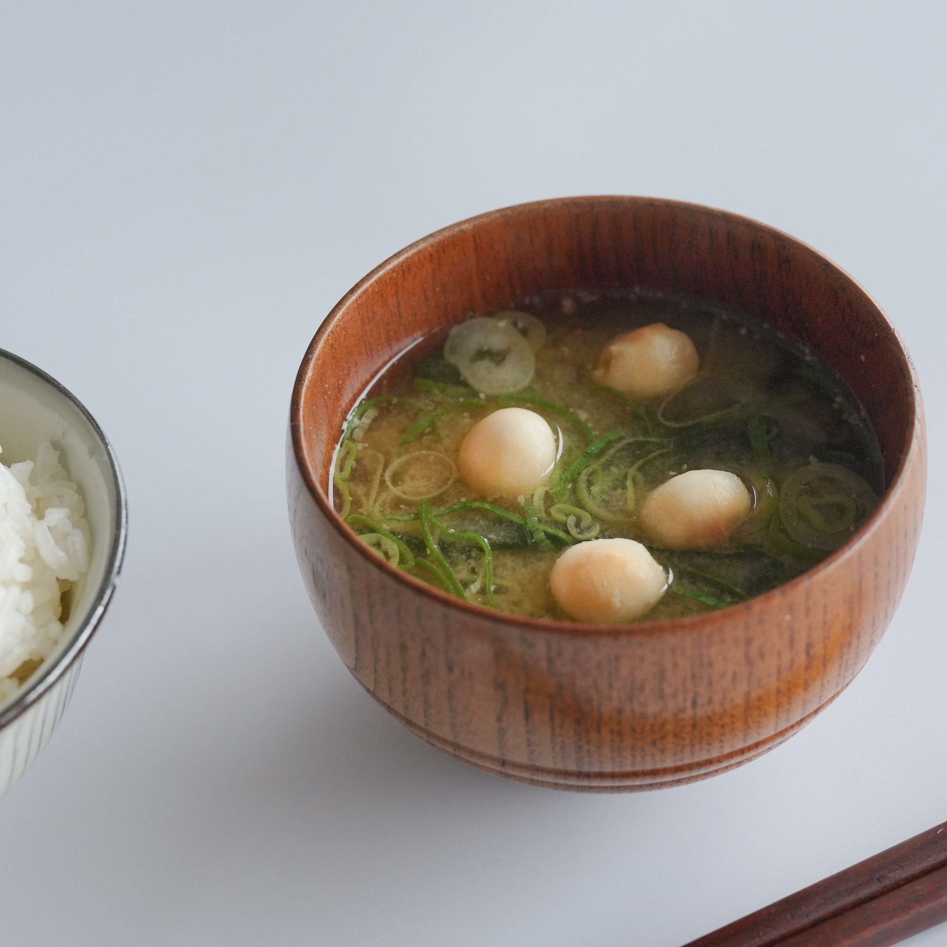 お椀に味噌を溶いた後に加えるのがおすすめです。