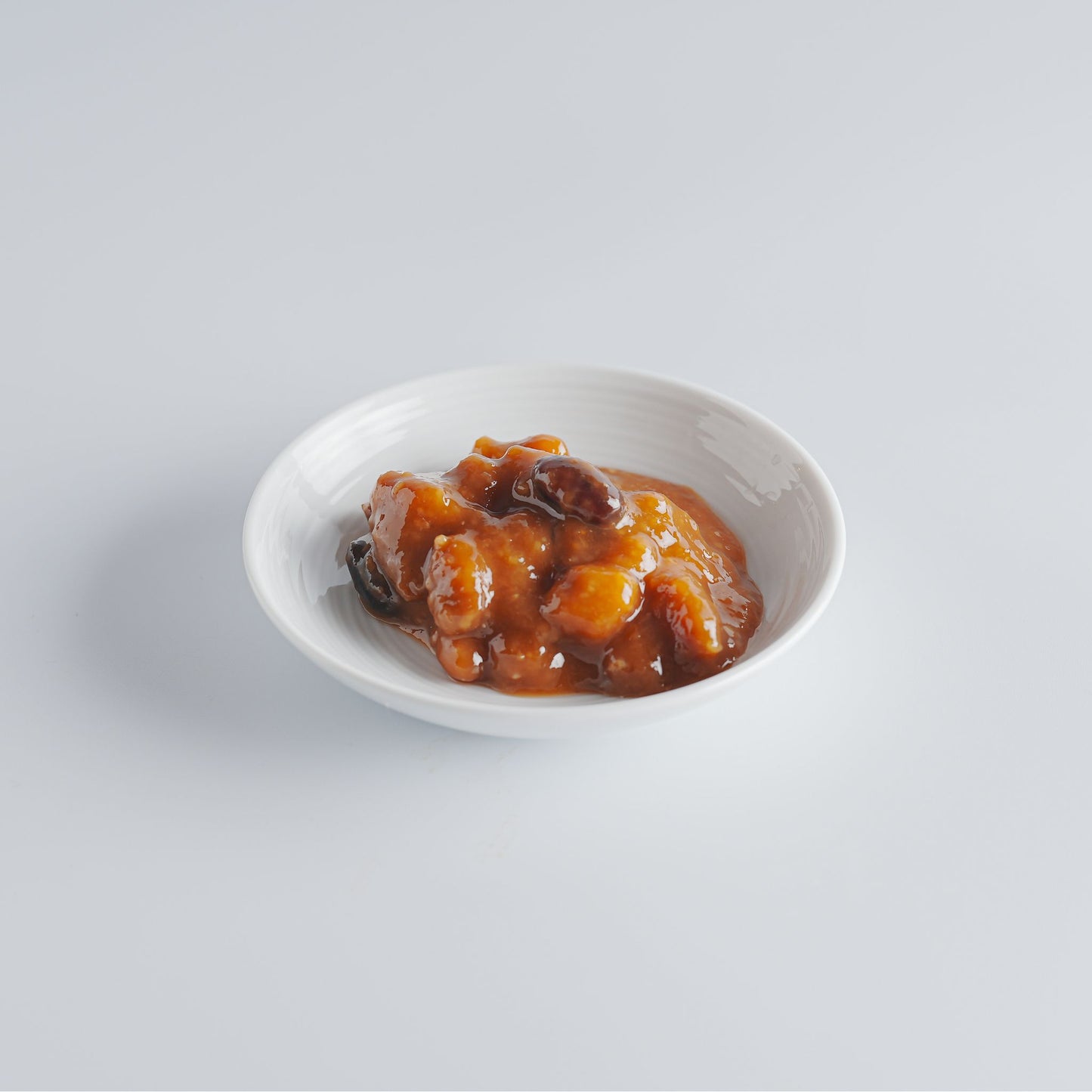 しょうゆ豆は、豆麹を醤油で仕込み熟成発酵させた「食べる醤油」。