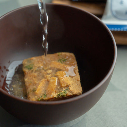 新田醸造のこだわりの即席みそ汁は、お湯を注ぐだけで手軽に本格的な味わいが楽しめます。
